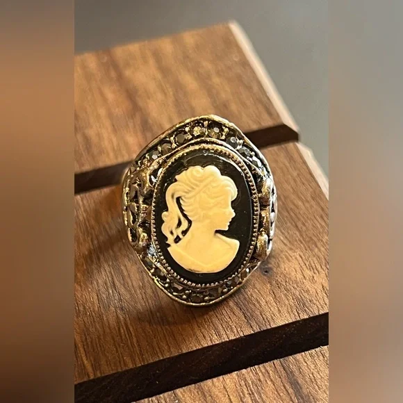 Elegant Silver and Black Cameo Ring - Picture 3 of 6